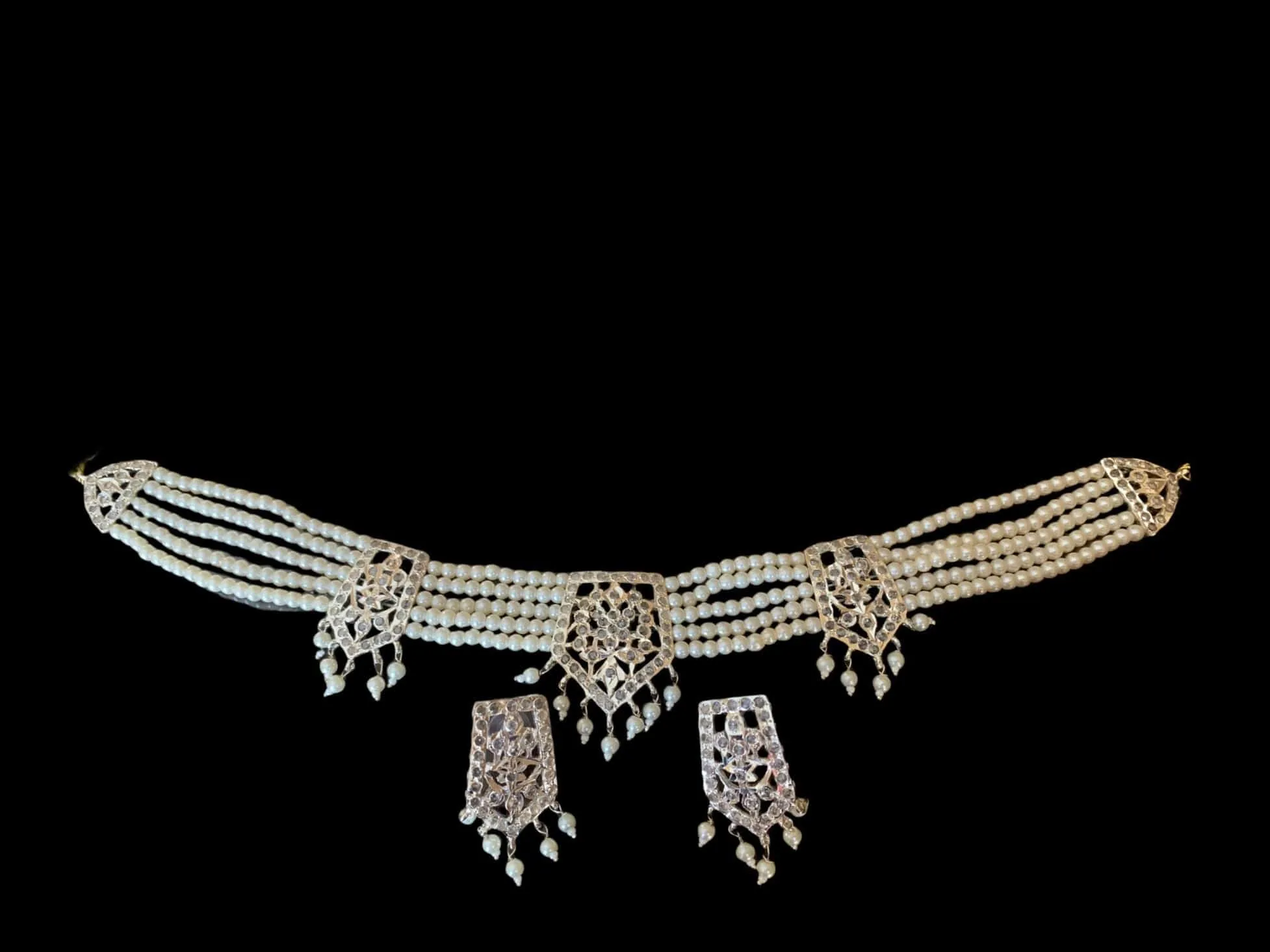 Indu choker in pearls with silver plating ( SHIPS IN 4 WEEKS)  )