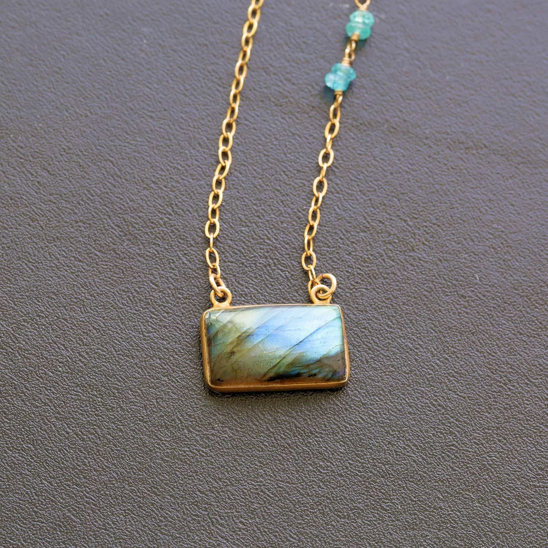 Quebec - Labradorite Bar Necklace