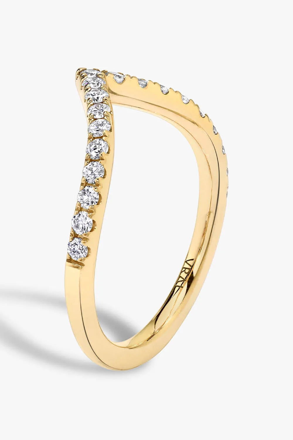 VRAI Signature V Band In Yellow Gold